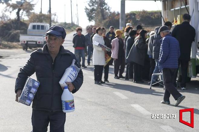 “창고에 쟁여놔야 마음이 편해요”…목숨 건 장보기 해결하는 이동식마트[식품사막] ③