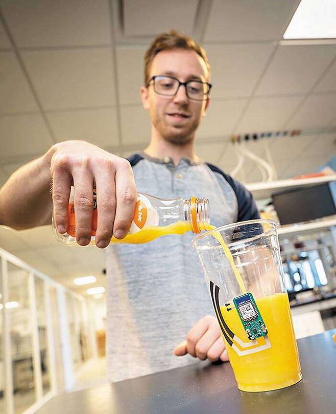 잠시 쥐는 것만으로 몸속 비타민C 수치 알려주는 ‘스마트컵’